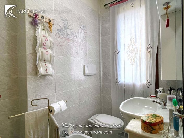 Image No.13-2 Bed House for sale