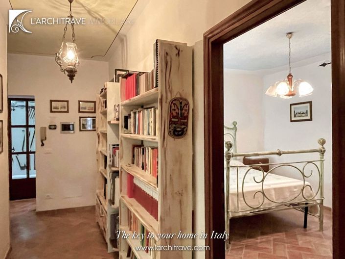 Image No.20-5 Bed House for sale