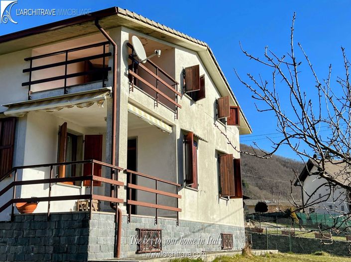Image No.1-4 Bed House for sale