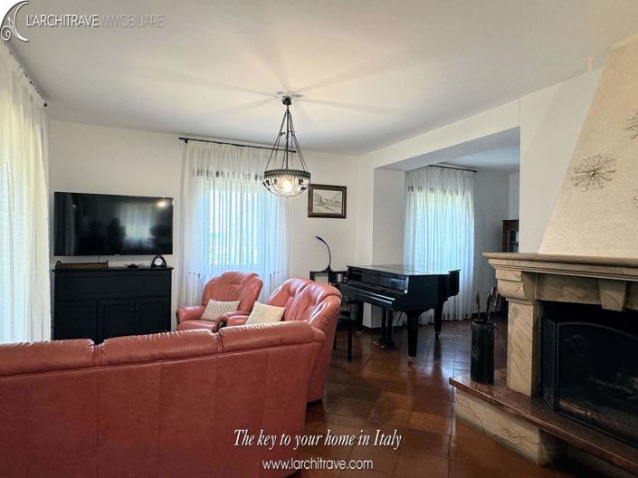 Image No.10-5 Bed Villa for sale