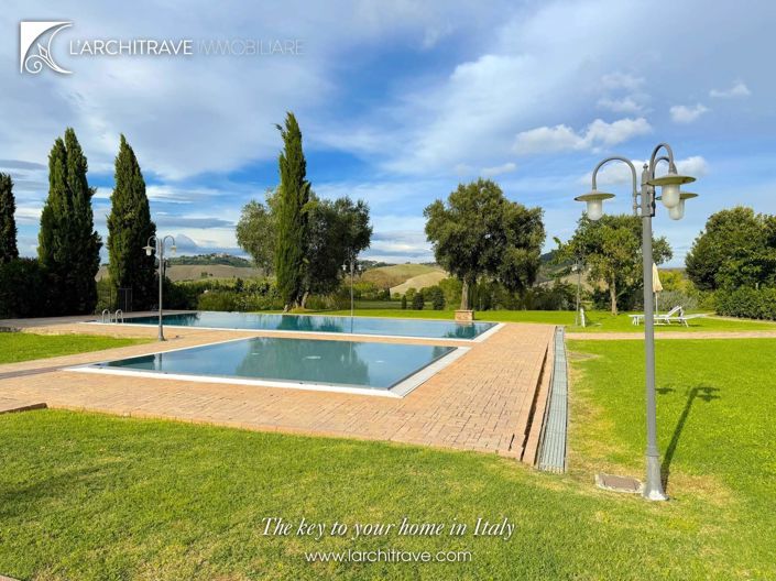 Image No.8-5 Bed House for sale