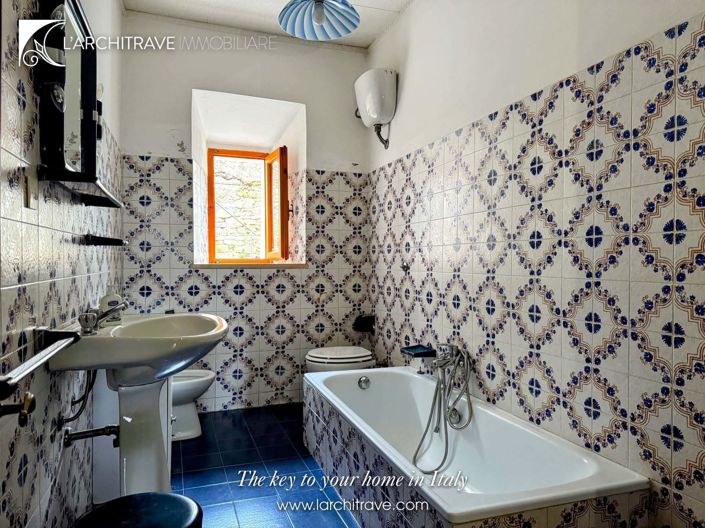 Image No.32-7 Bed House for sale