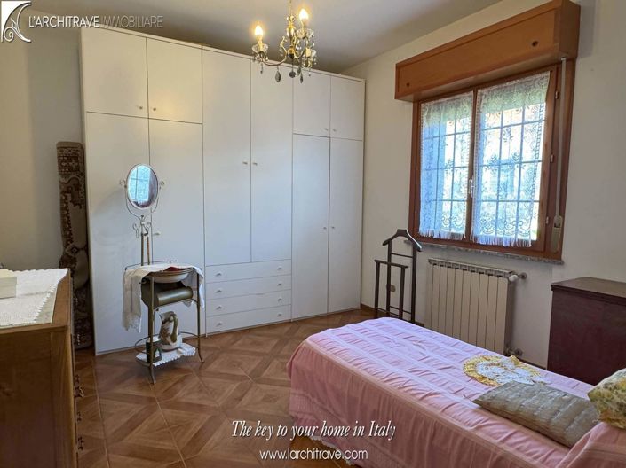 Image No.12-3 Bed House for sale