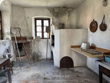 e9366378-9ef5-5c86-f369-c989f5702a6f