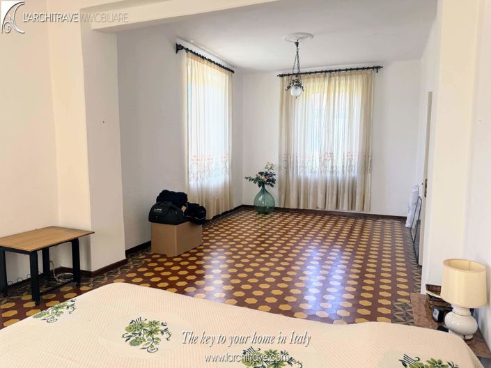 Image No.5-5 Bed House for sale