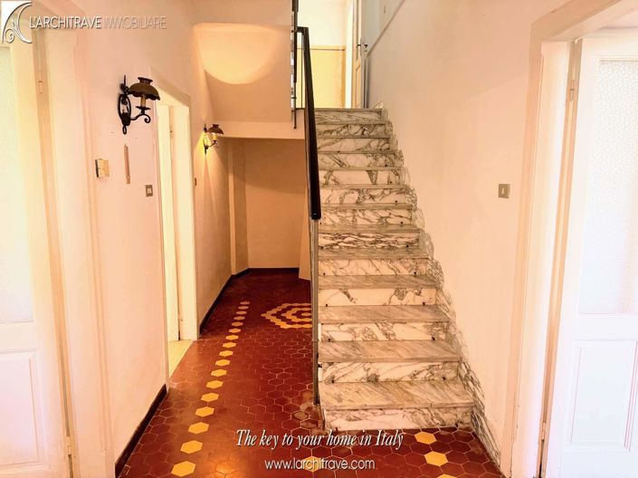 Image No.6-5 Bed House for sale