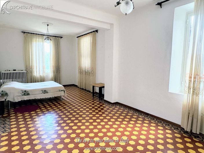 Image No.9-5 Bed House for sale