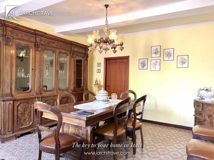 Image No.11-3 Bed House for sale