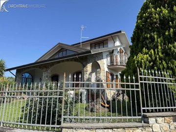 1 - Podenzana, Villa