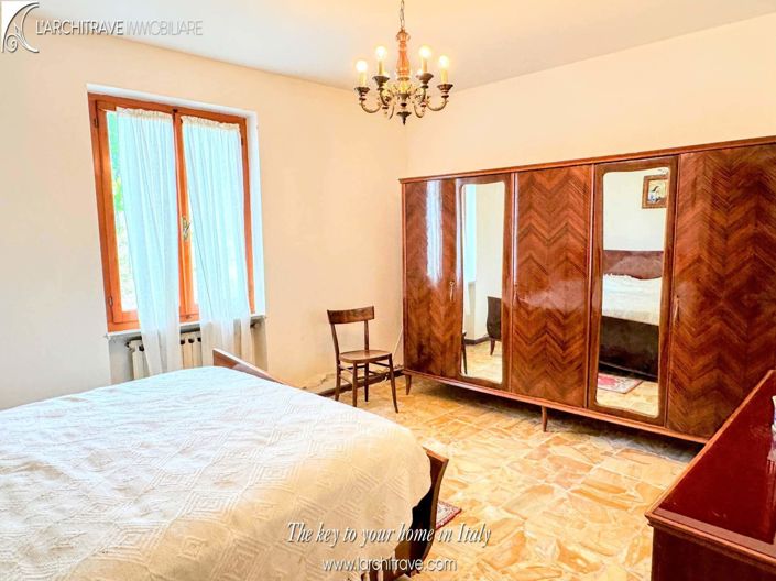 Image No.11-3 Bed House for sale