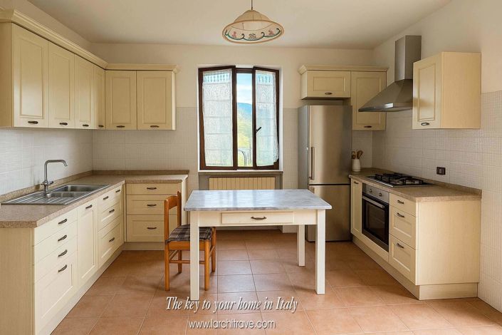 Image No.2-4 Bed House for sale