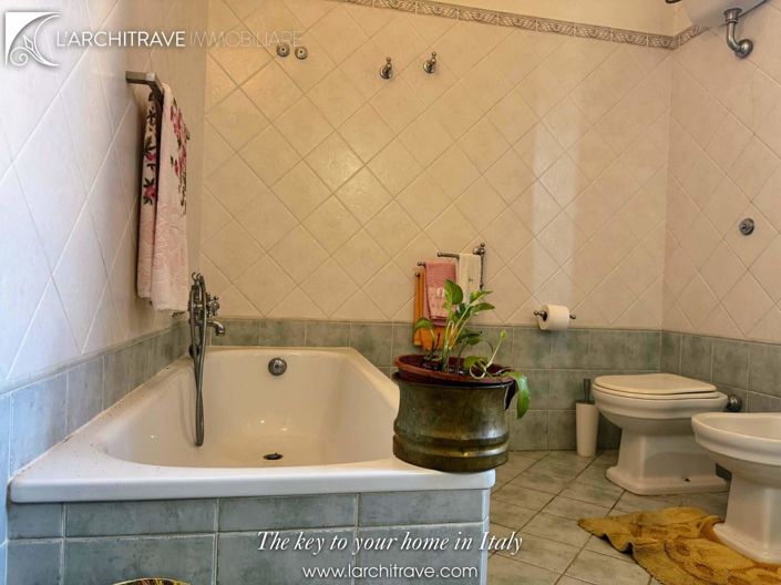 Image No.21-3 Bed House for sale