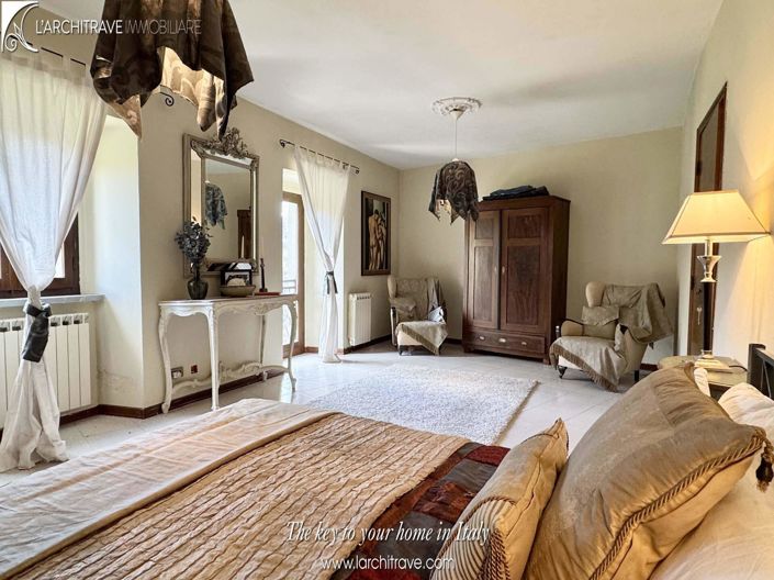 Image No.17-4 Bed House for sale