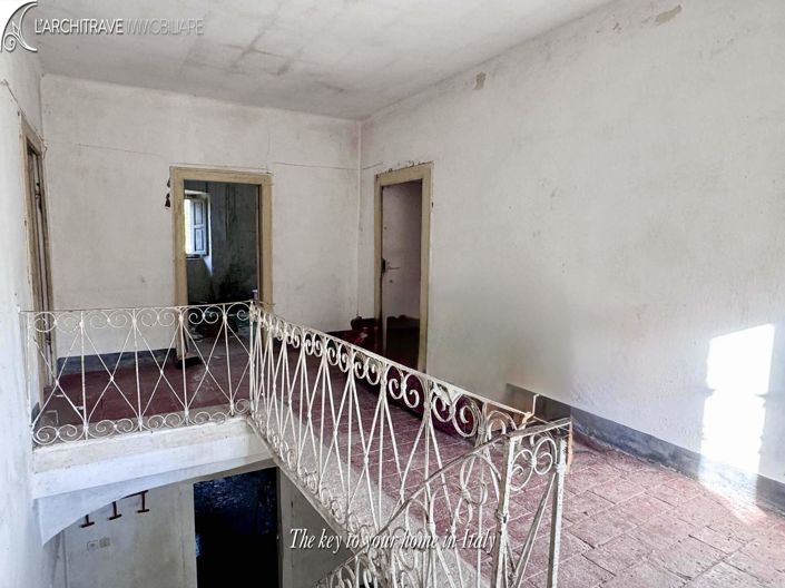 Image No.6-6 Bed House for sale