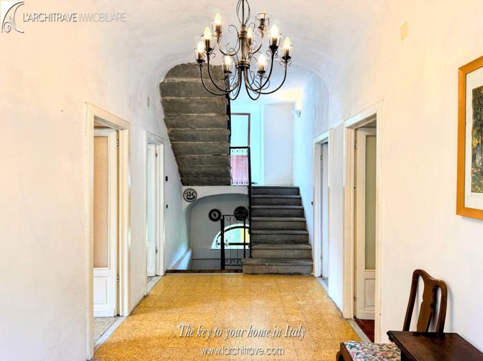 Image No.8-6 Bed House for sale
