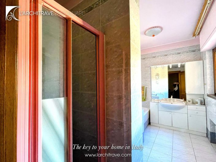 Image No.12-2 Bed House for sale