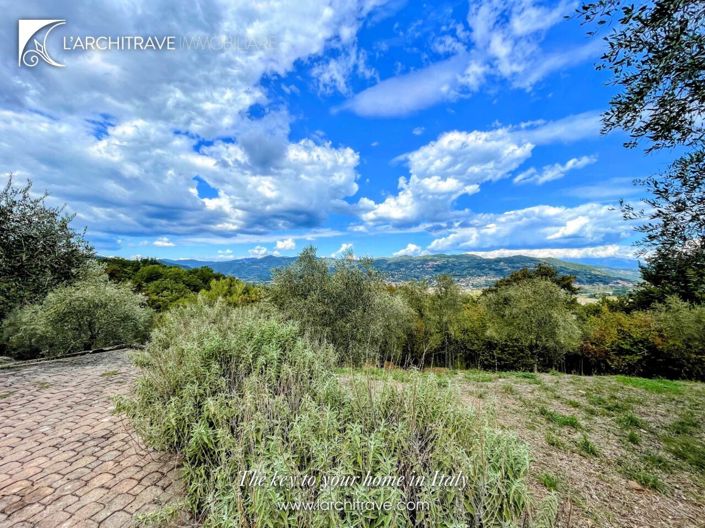 Image No.12-5 Bed House for sale