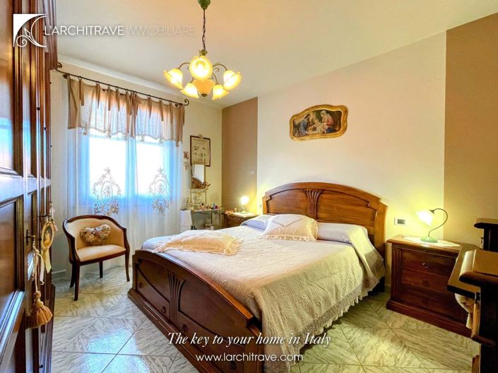 Image No.11-2 Bed House for sale