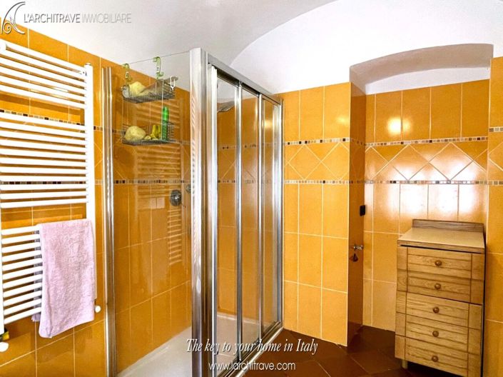 Image No.18-3 Bed House for sale