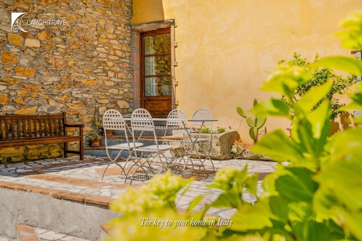 Image No.20-6 Bed House for sale