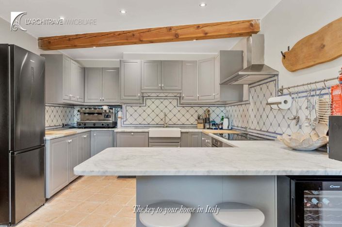 Image No.4-6 Bed House for sale