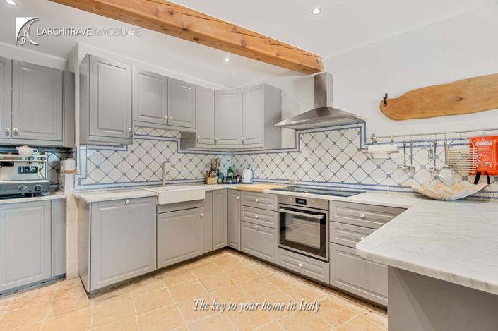 Image No.5-6 Bed House for sale