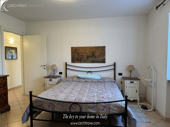 Image No.8-5 Bed House for sale