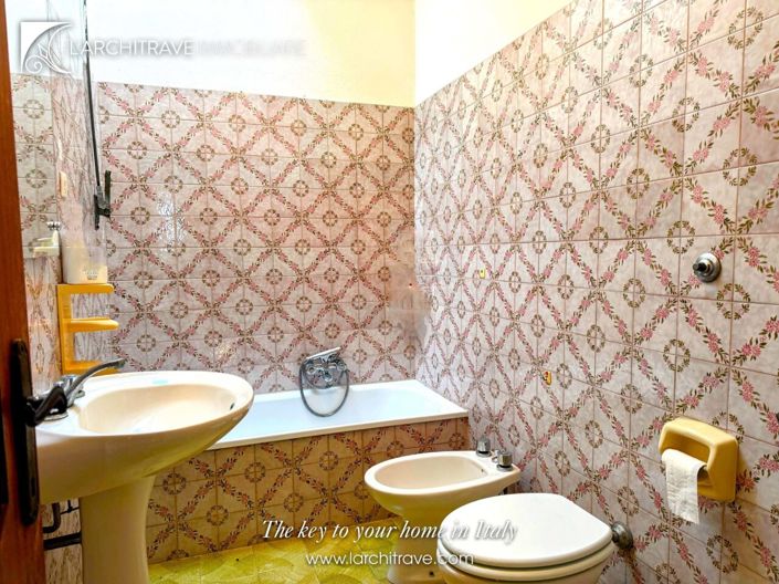 Image No.12-2 Bed House for sale