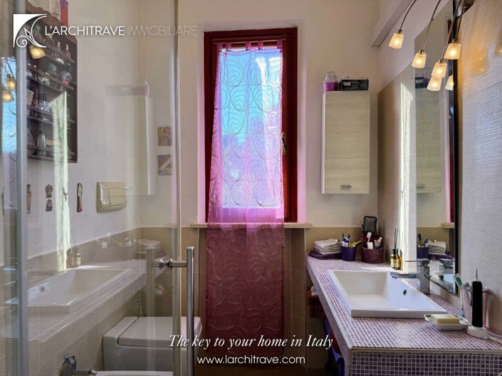 Image No.13-6 Bed House for sale
