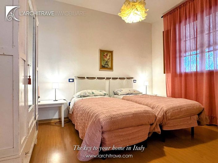 Image No.19-6 Bed House for sale