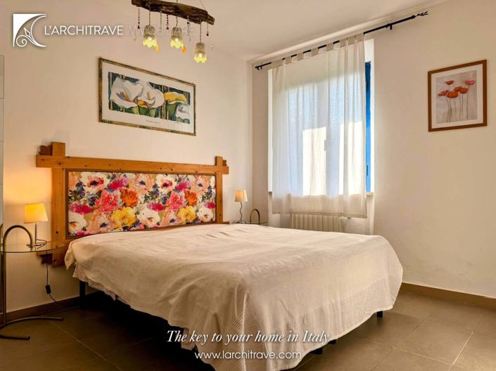 Image No.25-6 Bed House for sale