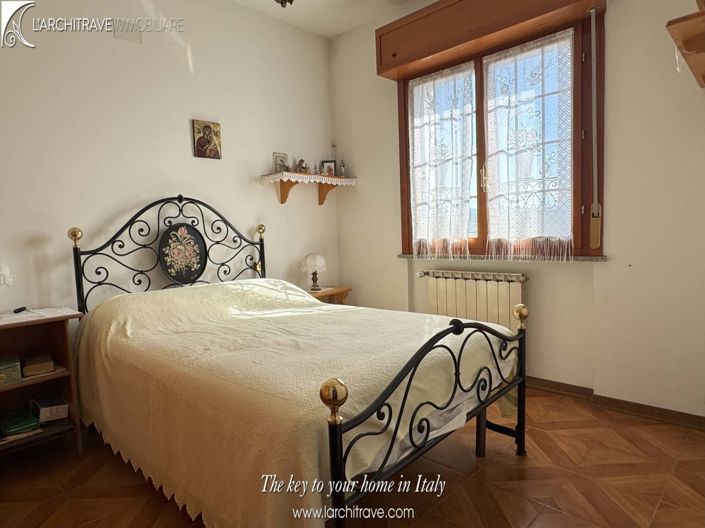 Image No.8-3 Bed House for sale