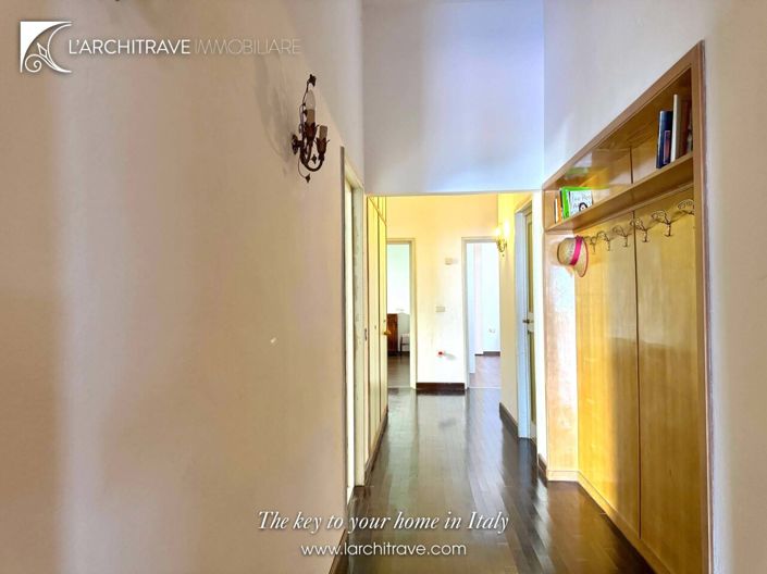 Image No.18-4 Bed House for sale