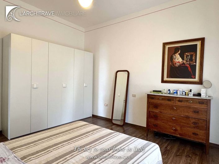 Image No.25-4 Bed House for sale