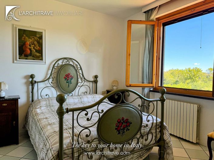 Image No.18-3 Bed House for sale