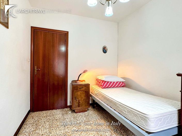 Image No.25-3 Bed House for sale