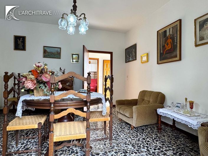 Image No.8-3 Bed House for sale