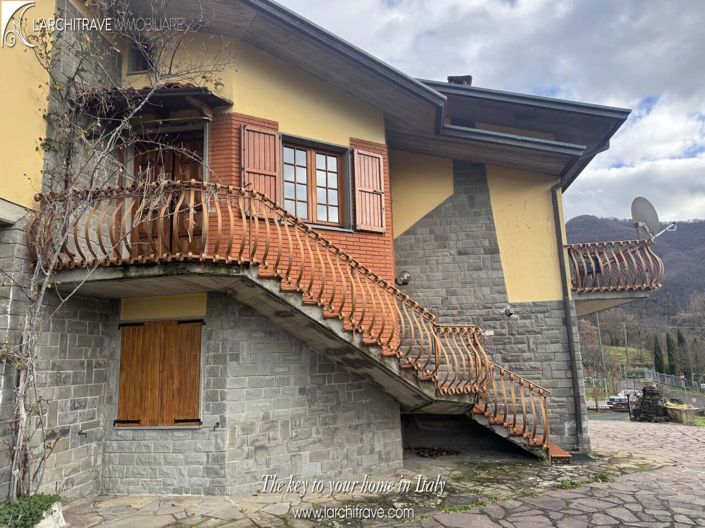 Image No.2-5 Bed House for sale
