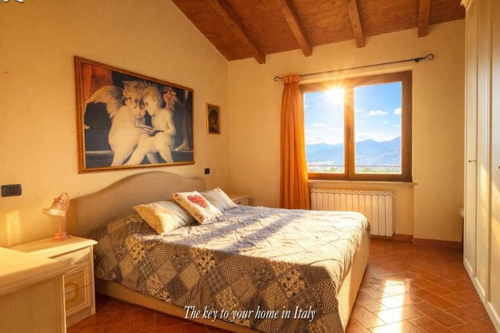 Image No.8-5 Bed House for sale