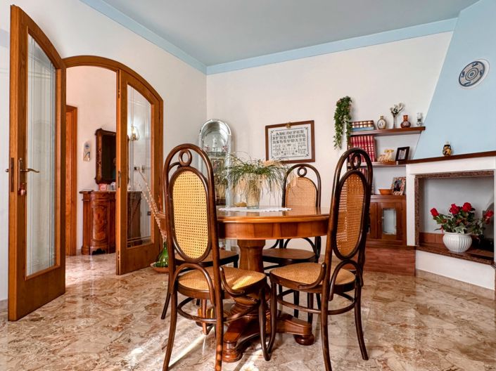 Image No.25-2 Bed House for sale