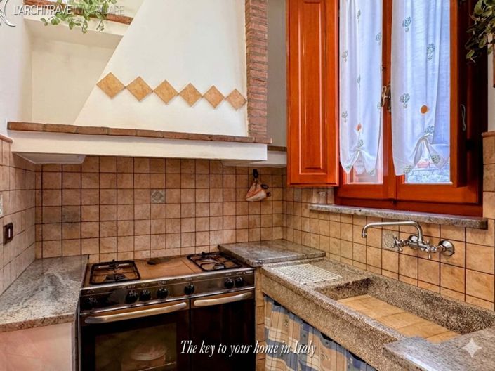 Image No.8-2 Bed House for sale