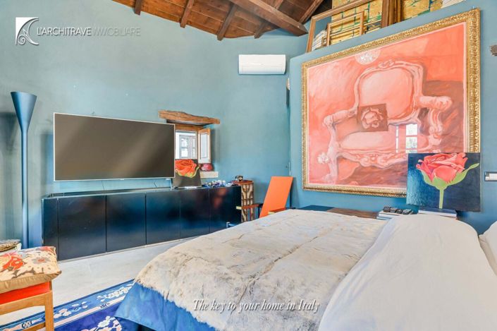 Image No.18-6 Bed House for sale