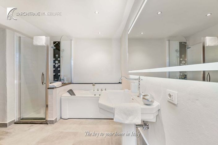 Image No.20-6 Bed House for sale