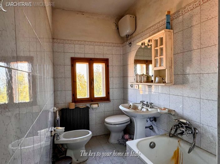 Image No.17-6 Bed House for sale