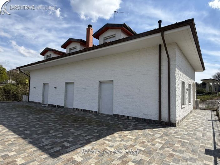 Image No.8-3 Bed House for sale