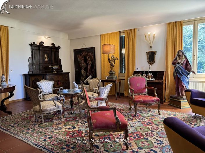 Image No.5-6 Bed House for sale