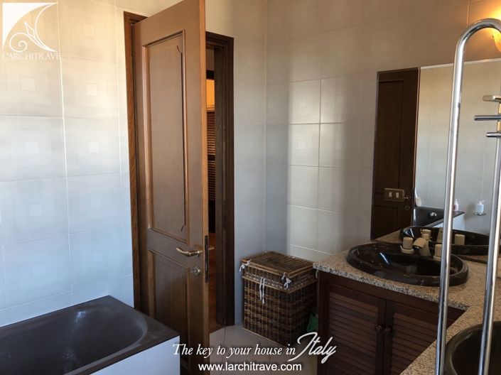 Image No.18-5 Bed House for sale