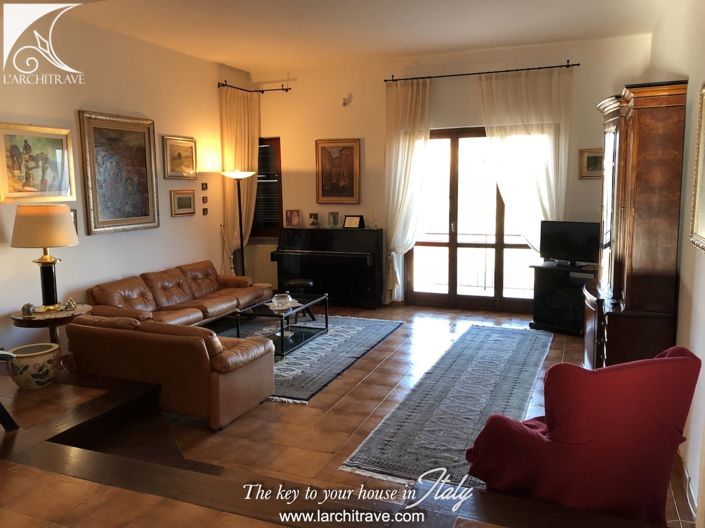 Image No.8-5 Bed House for sale