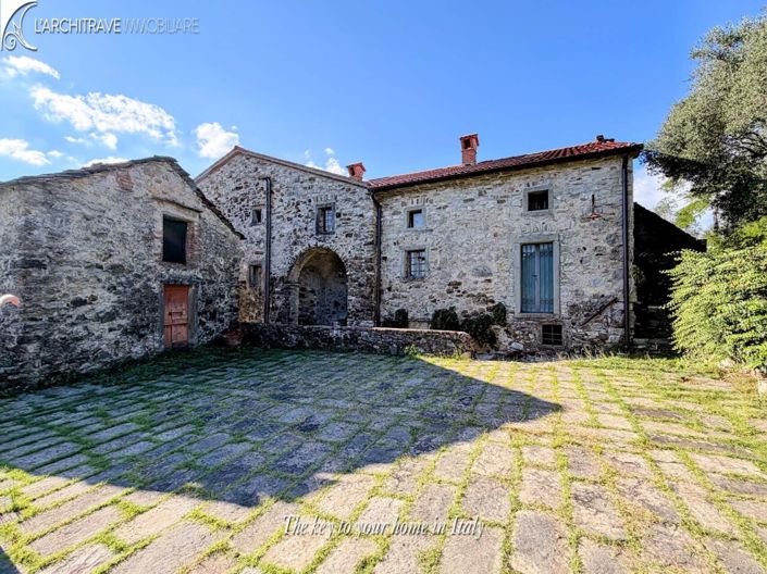 Image No.2-8 Bed House for sale