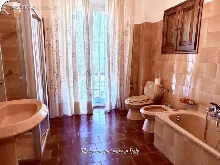 Image No.9-4 Bed House for sale